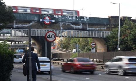 Grafiti Free Palestine atau Bebaskan Palestina tampak di jembatan rel kereta api di Golders Green, London, Inggris, 9 Oktober 2023.