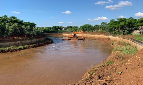 Graha Raya Bintaro memperlebar dan kurangi sedimentasi sungai untuk antisipasi bahaya banjir