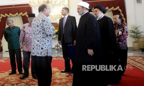 Grand Syeikh Al-Azhar Ahmad Muhammad Ahmad Ath-Thayyeb disambut oleh Alwi Shihab saat tiba di Istana Merdeka, Jakarta, Senin (22/2).