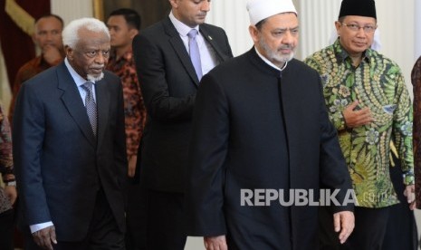 Grand Syeikh Al-Azhar Ahmad Muhammad Ahmad Ath-Thayyeb usai menghadiri pertemuan bersama presiden di Istana Merdeka, Jakarta, Senin (22/2).