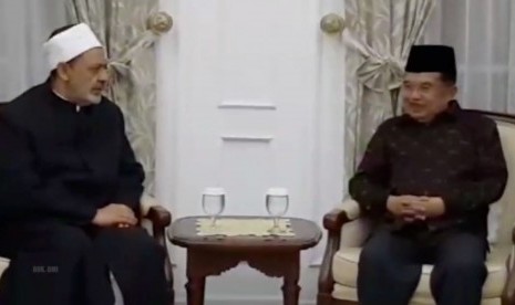 Grand Syeikh Al Azhar Ahmed Mohamed Ahmad Tayeb (kiri) bersama Wapres, Jusuf Kalla