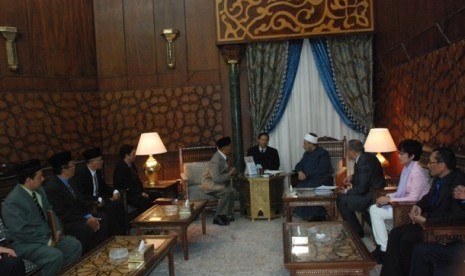 Grand Syeikh Al azhar, Prof Dr Ahmad Muhammad Ahmad al- Thayyib menerima Rektor UIN Malang, Prof Dr Mudjia Rahardjo dan rombongan di kantornya, Ahad (14/2)