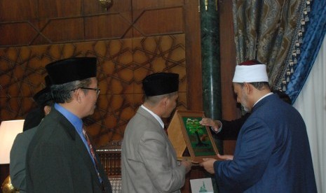 Grand Syeikh Al azhar, Prof Dr Ahmad Muhammad Ahmad al- Thayyib menerima kenang-kenangan dari Rektor UIN Malang, Prof Dr Mudjia Rahardjo di kantornya, Ahad (14/2)