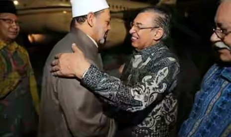 Grand Syekh al-Azhar Ahmad at-Thayyib disambut oleh Menteri Agama Lukman Hakim Saifuddin dan Prof Quraisy Shihab