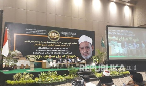 Grand Syekh al-Azhar, Ahmad Muhammad ath-Thayeb (tengah), Ketua Organisasi Internasional Alumni Al Azhar Indonesia TGB Zainul Majdi (kedua dari kanan), Prof Quraish Shihab (kanan), dan Menteri Agama Lukman Hakim (kedua dari kiri) dalam silaturahmi akbar ulama dan alumni Al Azhar Indonesia dengan Grand Syekh al-Azhar di Hotel Alila, Solo, Jawa Tengah, Selasa (1/5) malam.