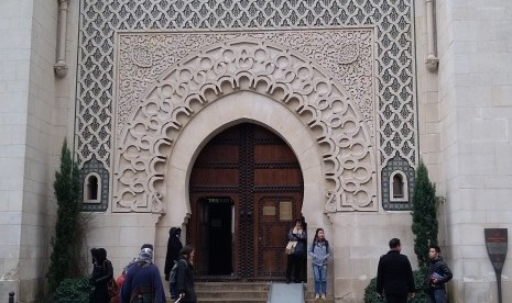 Grande Mosquee de Paris (Masjid Raya Paris), salah satu masjid yang menjadi tujuan kunjungan wisata Muslim di Paris, Perancis.