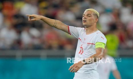 Granit Xhaka dari timnas Swiss memberi isyarat pada pertandingan babak 16 besar kejuaraan sepak bola Euro 2020 antara Prancis dan Swiss di Stadion National Arena di Bucharest, Rumania, Selasa (29/6) dini hari WIB.