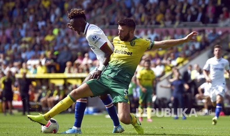 Grant Hanley (kanan) mengganjal Tammy Abraham pada pertandingan Liga Inggris antara Norwich City melawan Chelsea di Carrow Road Stadium, Norwich, Inggris, Sabtu (24/8).