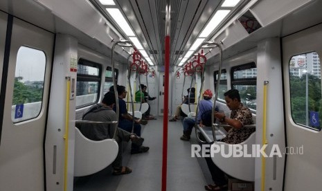 Gratis naik LRT  bisa didapatkan warga dengan menumpang angkutan JakLingko 24 jurusan Pulo Gadung-Senen. Sosialisasi ini sendiri sudah dimulai sejak Senin (4/3) lalu.