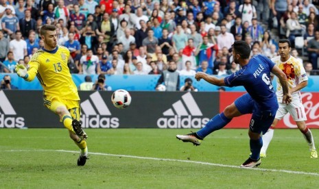 Graziano Pelle mencetak gol kedua Italia ke gawang Spanyol.