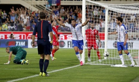 Graziano Pelle (tengah) merayakan gol ke gawang Malta.