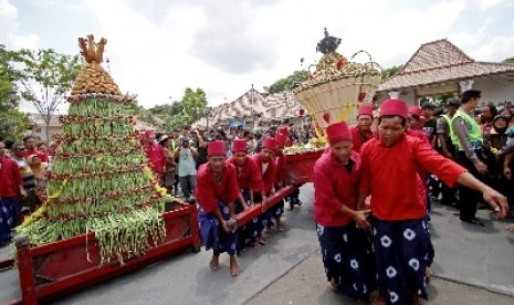 Grebeg besar bukan hanya dilakukan oleh Keraton Surakarta. Seperti tampak dalam foto abdi dalem Kraton Yogyakarta membawa gunungan untuk diperebutkan saat Grebeg Besar di halaman Masjid Gede, Kauman, Yogyakarta.