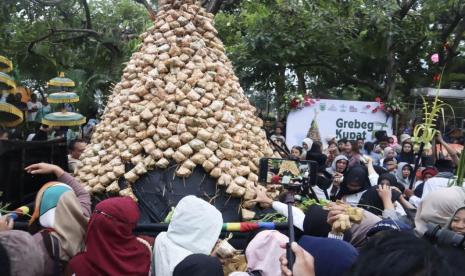  Grebeg Kupat Tumpeng Syawalan yang digelar di Kota Batu, Jawa Timur, Rabu (17/4/2024).