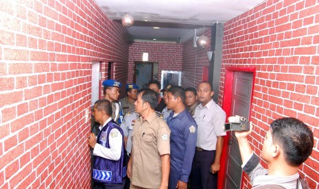 GREBEK TEMPAT HIBURAN - Anggota Satpol PP dan Polisi Wilayatul Hisbah (WH) bersama aparat kepolisian menggrebek tempat hiburan dan warung internet (warnet) di Lhokseumawe, Aceh, Kamis (18/4) malam