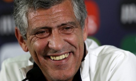 Greece's soccer coach Fernando Santos, from Portugal, smiles during a news conference at the National stadium, in Oeiras, near Lisbon, Friday, May 30, 2014. Greece will face Portugal on Saturday 31 in a friendly match in preparation ahead the World Cup. Gr