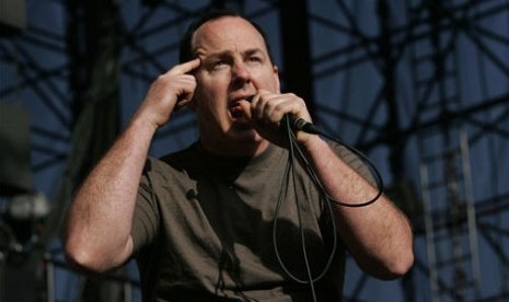 Gref Graffin, vokalis Bad Religion saat beraksi di atas panggung