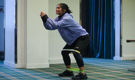 Gregoria Mariska Tunjung saat menjalani latihan untuk relaksasi otot di Chambly, Prancis, Kamis (29/2/2024).