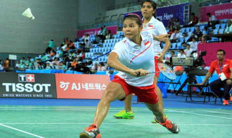 Greysia Polii berusaha mengembalikan shuttlecock disaksikan rekannya Nitya Krishinda Maheswari dalam pertandingan beregu putri Asian Games 2014.