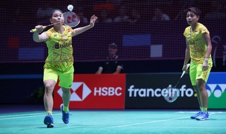 Greysia Polii (kiri) berusaha mengembalikan shuttlecock disaksikan rekannya Apriyani pada babak kedua Prancis Terbuka 2018.