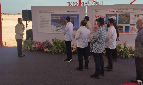 Groundbreaking pabrik smelter Freeport Indonesia di Gresik, Selasa (12/10). Gubernur Jawa Timur Khofifah Indar Parawansa mengatakan, kehadiran instalasi pemurnian dan pengolahan (smelter) tembaga PT Freeport Indonesia di Kawasan Ekonomi Khusus (KEK) Gresik menjadi salah satu hadiah terbaik yang diperoleh di hari ulang tahun Jatim ke-76. Smelter ini, lanjut Khofifah, akan memberikan efek ganda atau dampak positif yang besar bagi pertumbuhan ekonomi, pembukaan lapangan kerja, serta  kesejahteraan masyarakat.