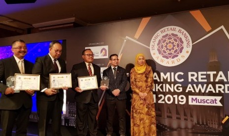 Group Head IT Strategy Hikmat Dani Wijaya, Corporate Secretary Ahmad Reza, Direktur IT and Operation Achmad Syafii (dari kiri ke kanan) didampingi Founder IRBA Prof Humayon Dar dan Chairman IRBA Sofiza Azmi, Senin (4/10) malam di Muscat, Oman.