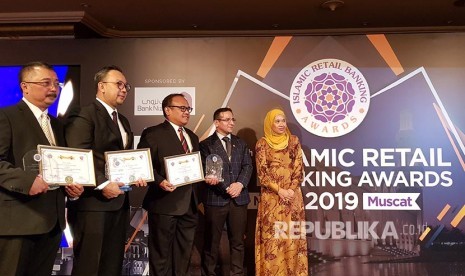 Group Head IT Strategy Hikmat Dani Wijaya, Corporate Secretary Ahmad Reza, Direktur IT and Operation Achmad Syafii Mandiri Syariah (dari kiri ke kanan) didampingi Founder IRBA Prof Humayon Dar dan Chairman IRBA Sofiza Azmi saat menerima penghargaan dalan ajang Islamic Retail Banking Award (IRBA) ke-5, Senin (4/10) malam di Muscat, Oman. BSM meraih tiga penghargaan internasional dalam gelaran IRBA kali ini.