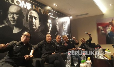 Group musik Padi Reborn menggelar konferensi pers di hotel Holiday Inn Express Surabaya, Kamis (1/2). Koferensi pers tersebut terkait rencana Fadly Cs menggelar konser pada Sabtu, 3 Februari 2018 di Grand City Surabaya.