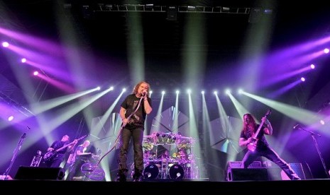 Group musik rock Dream Theater beraksi dalam konser.