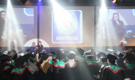 Grup Band Cokelat meriahkan prosesi wisuda UBSI Tasikmalaya.