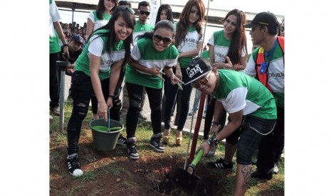 Grup band Kotak melakukan aksi penghijauan dengan menanam pohon trembesi di Pelabuhan Merak, Rabu (23/10) siang. 