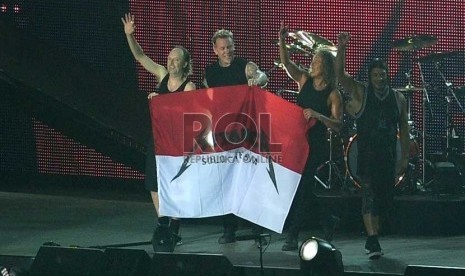  Grup band Metallica menghibur ribuan penonton saat konser 