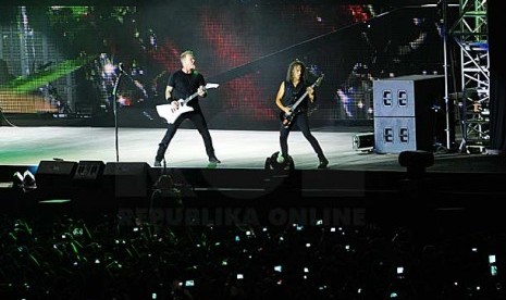 Grup band Metallica menghibur ribuan penonton yang memadati stadion utama Gelora Bung Karno saat konser 