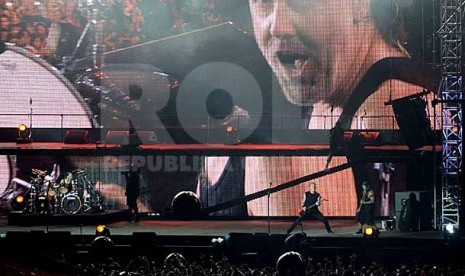 Grup band Metallica menghibur ribuan penonton yang memadati stadion utama Gelora Bung Karno saat konser 