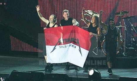 Grup band Metallica menghibur ribuan penonton yang memadati stadion utama Gelora Bung Karno saat konser 