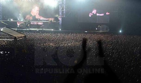 Grup band Metallica menghibur ribuan penonton yang memadati stadion utama Gelora Bung Karno saat konser 