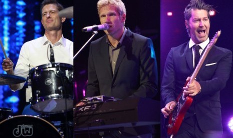 Grup band Michael Learns to Rock (MLTR) , dari kiri K?re Wanscher, Jascha Richter dan Mikkel Lentz tampil pada acara Mega Konser Dunia di Jakarta, Selasa (18/8) malam. 