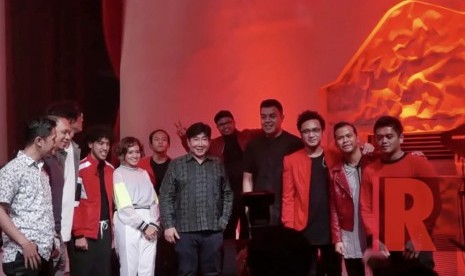 Grup band Nidji bersama musisi pendukung di album terbaru mereka bertajuk Love Fake & Friendship 