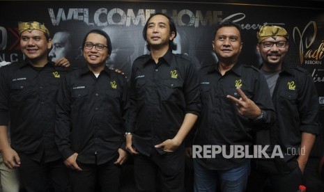 Grup Band Padi Reborn (dari kiri) Fadly, Rindra, Piyu, Ari dan Yoyo berpose usai melakukan konferensi pers di Surabaya, Jawa Timur, Kamis (1/2).