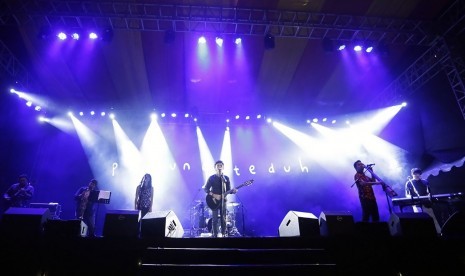 Grup band Payung Teduh. Demi meminimalisir sampah plastik, Payung Teduh membuat tote bag untuk dibagikan ke penggemar yang hadir saat Teman Berteduh Intimate Show di Galeri Indonesia Kaya, Ahad (1/12).