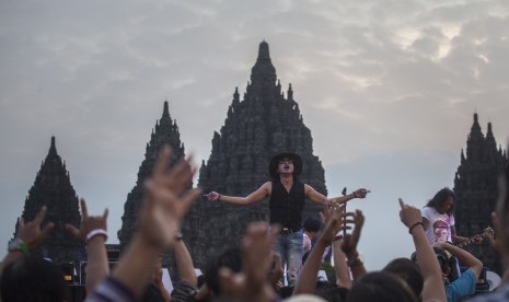 Grup band /rif tampil pada acara Prambanan Jazz 2017 di Candi Prambanan, Sleman, DI Yogyakarta, Jumat (19/8). 