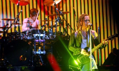 Grup band rock asal Jepang L'Arc-en-Ciel beraksi menghibur penggemarnya dalam konser yang bertajuk 