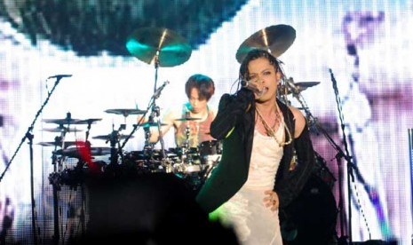 Grup band rock asal Jepang L'Arc-en-Ciel beraksi menghibur penggemarnya dalam konser yang bertajuk 