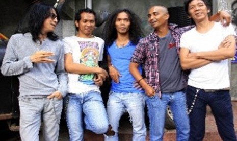 Grup band rock n roll Slank yang beranggotakan Kaka (vocal), Bimbim (drum), Ridho (gitar), Abdee (gitar) dan Ivanka (bass).