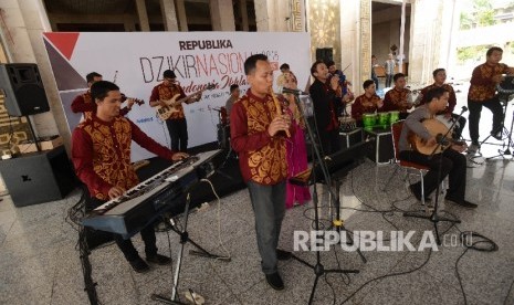 Grup band Safaraz tampil dalam rangkaian Dzikir Nasional 2016 yang digelar di Masjid Agung At-tin, Jakara Timur, Jumat (30/12). 