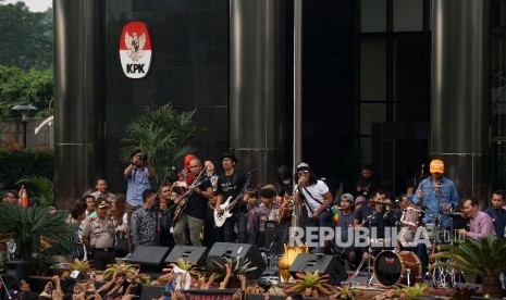 Grup Band Slank mengelar konser di depan gedung KPK, Jakarta, Kamis (12/7).