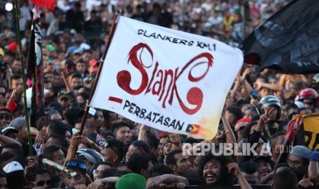  Grup Band Slank menghibur warga dalam sebuah konser. (ilustrasi)