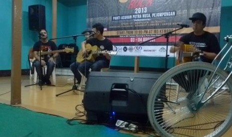 Grup band Speak Up mengisi sesi akustikan di Sahur On The Rock.