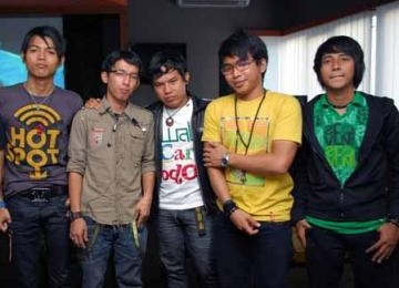 Grup Band Wali, albumnya laris manis di Malaysia.