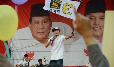 Grup Hip Hop religi Ebit bit E tampil pada Panggung Rakyat sekaligus ngabuburit pada kampanye pasangan nomor satu Prabowo-Hatta di Lapangan Tegallega, Kota Bandung, Jumat (4/7).  (Republika/Edi Yusuf)