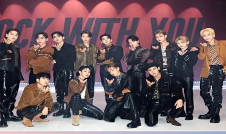 Grup K-pop Seventeen. Seventeen tiba di markas besar UNESCO di Paris, Prancis. dijadwalkan tampil dan berpidato di salah satu kegiatan UNESCO.